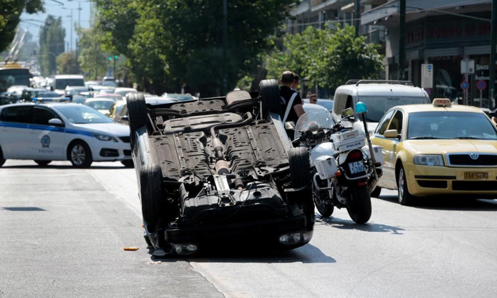 Τρομακτικό τροχαίο στην Αλεξάνδρας: Αναποδογύρισε αυτοκίνητο